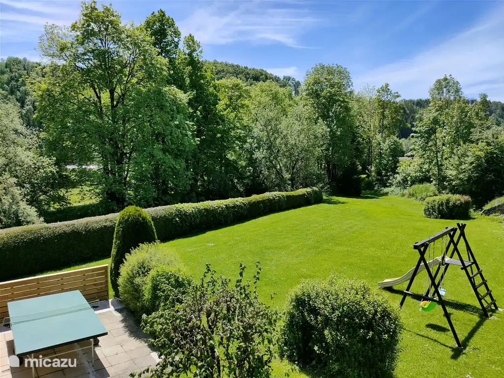 Naturbereich, Spiele und Entspannung: Platz, Tischtennis, Schaukel, Kinderrutsche.