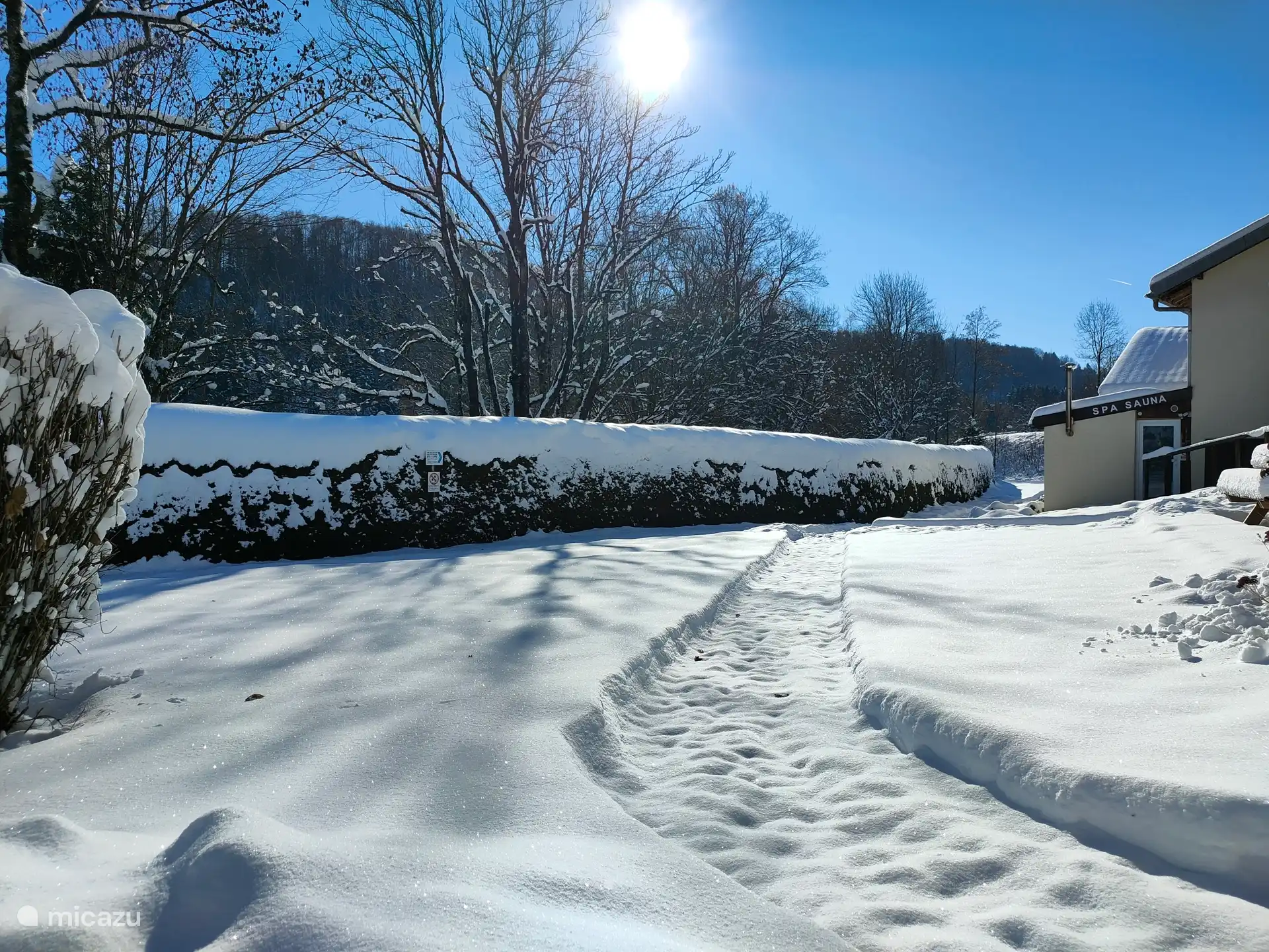 Schneebedeckter Garten der Hütte im Winter