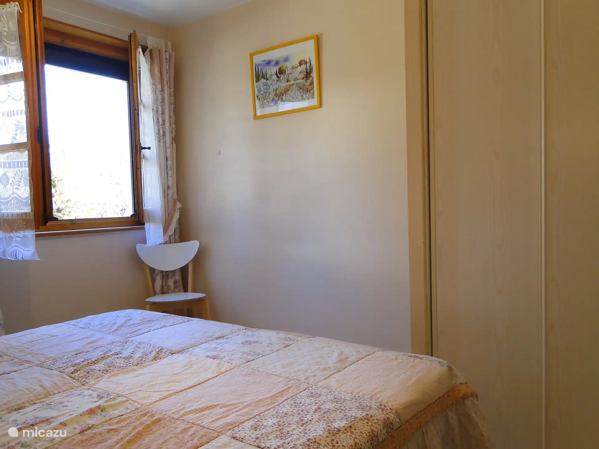 Schlafzimmer Nr. 1: Fenster mit elektrischem Rollladen.