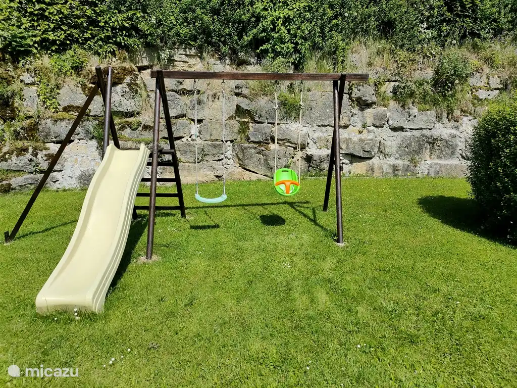 Kinderspielplatz: Schaukel, Rutsche, Babyschale.