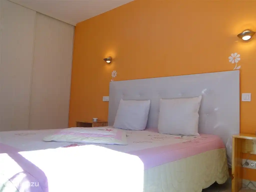 Schlafzimmer Nr. 1: Einbauschrank.