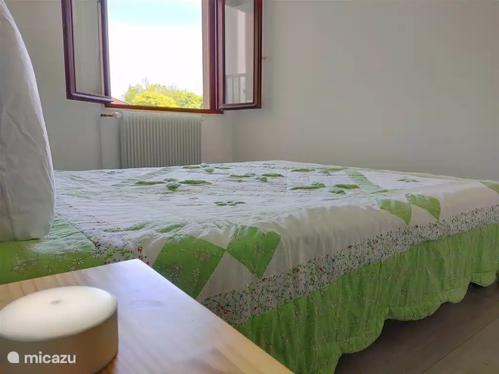 Schlafzimmer Nr. 1: Fenster mit elektrischem Rollladen.