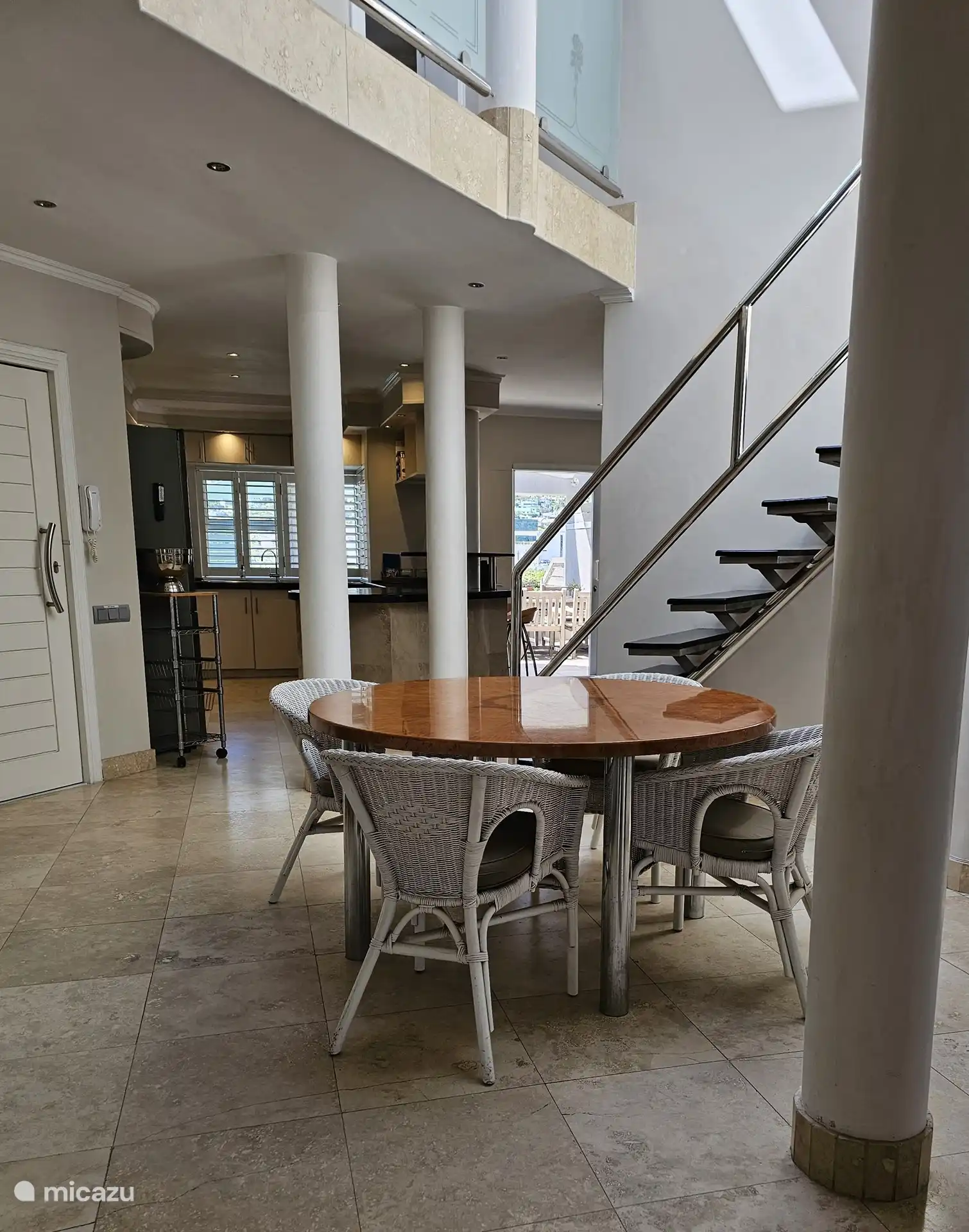 Plan ouvert, à cet étage cuisine, coin repas, deux chambres et une salle de bain. A ce niveau également l'espace extérieur avec piscine privée