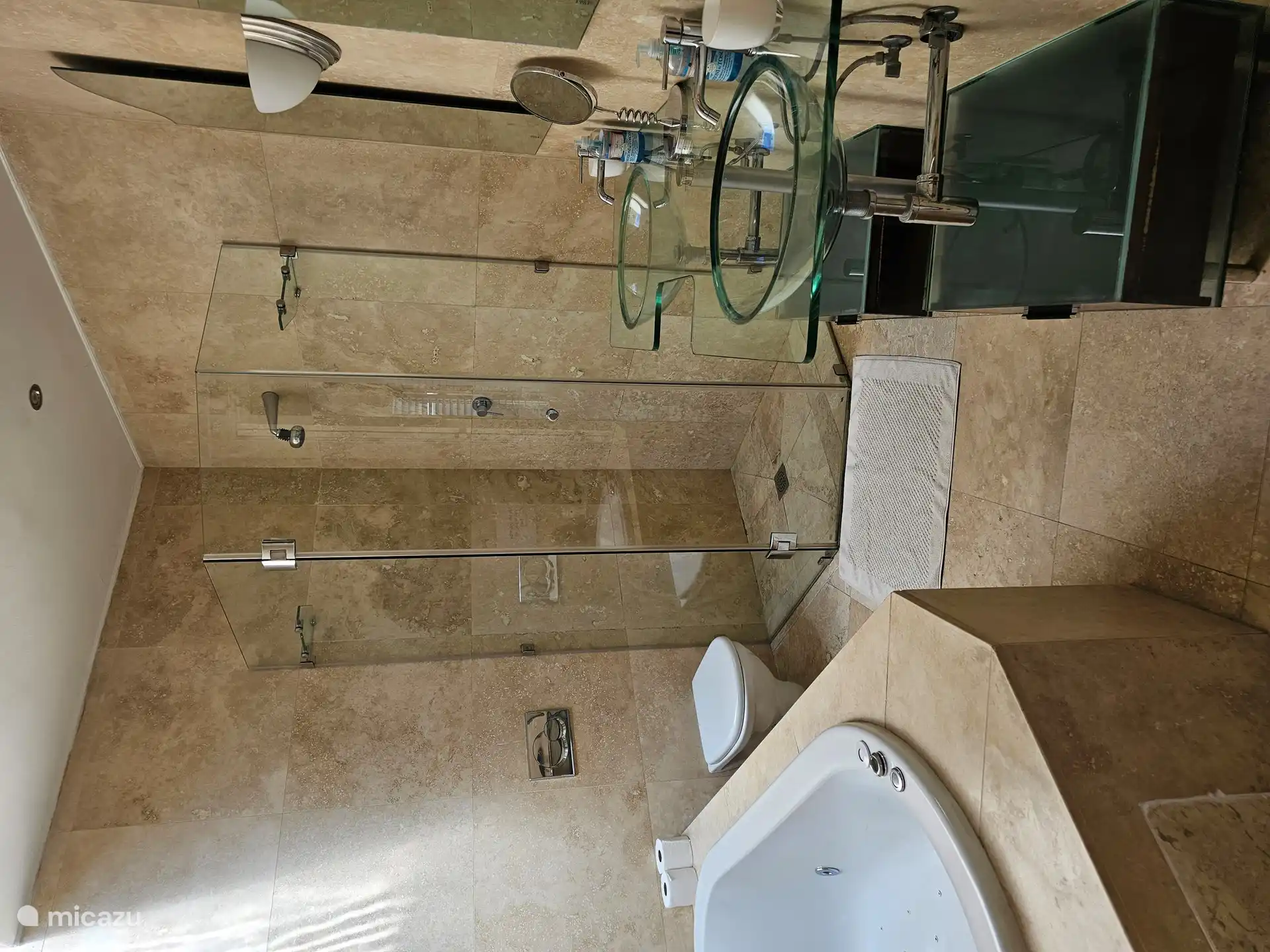 Salle de bain complète avec bain, douche et lavabo double directement adjacente à la chambre principale
