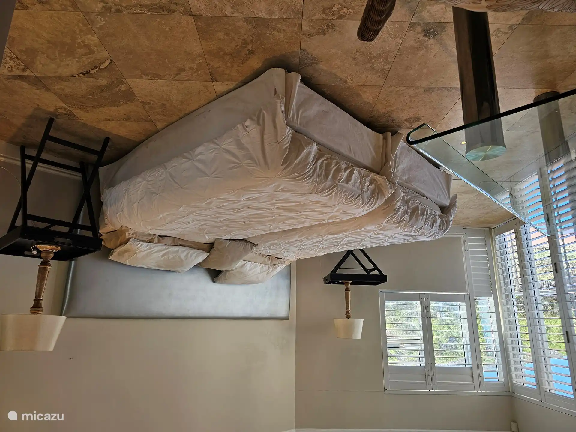 Chambre spacieuse à l'étage avec 2 lits simples ou constitués en lit king size