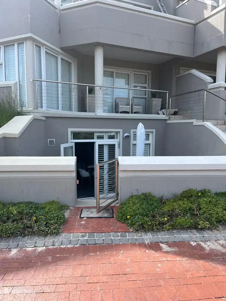 Quatrième chambre au rez-de-chaussée sous forme de studio avec entrée privée, salon extérieur, kitchenette et salle de bain privée.