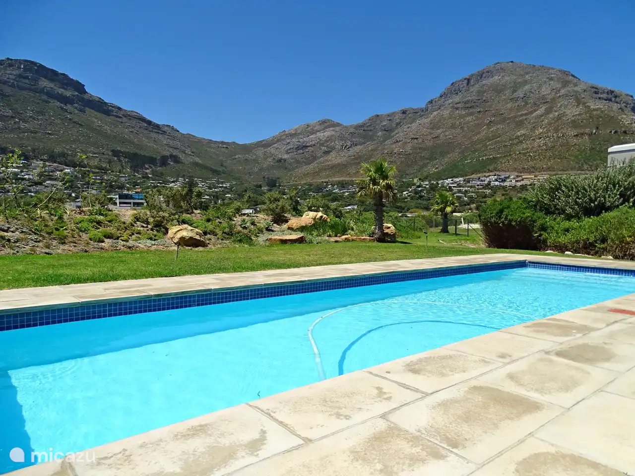 Piscine commune dans le complexe