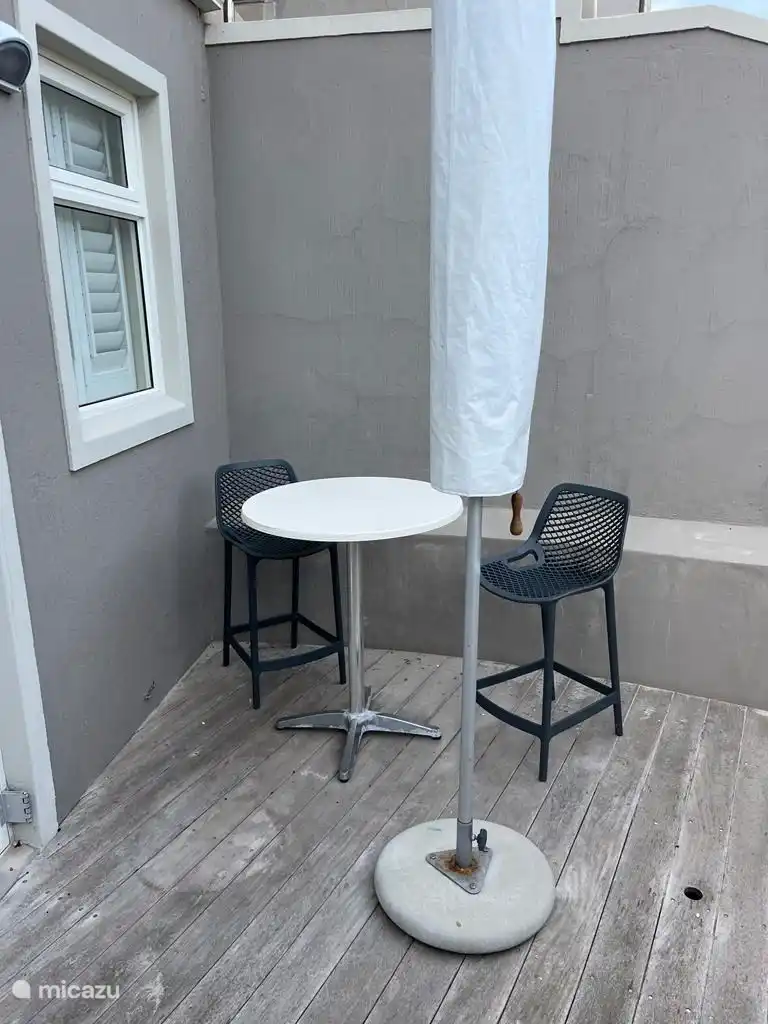 Coin salon extérieur de la quatrième chambre (studio)