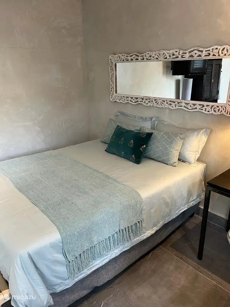 Lit queen dans la quatrième chambre (studio)