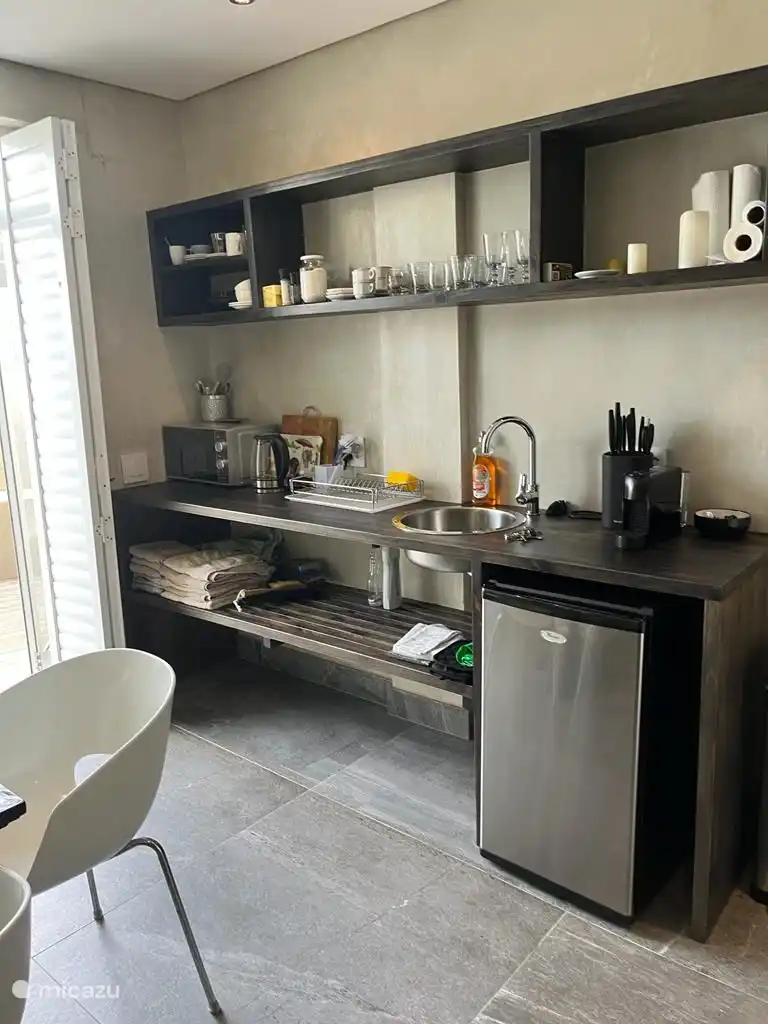 Kitchenette dans la quatrième chambre (studio) avec machine à café, réfrigérateur et micro-ondes
