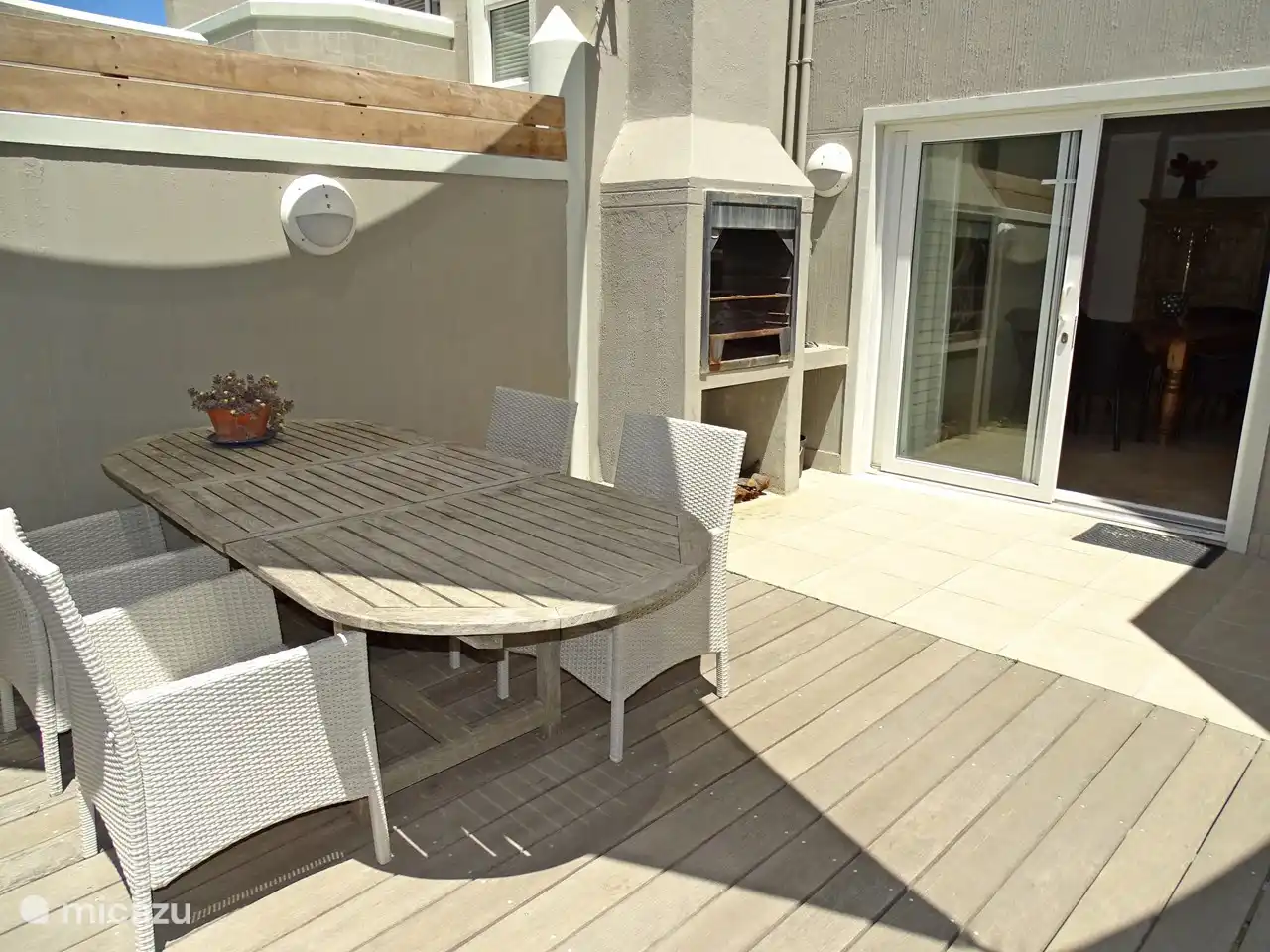 Table à manger extérieure avec barbecue