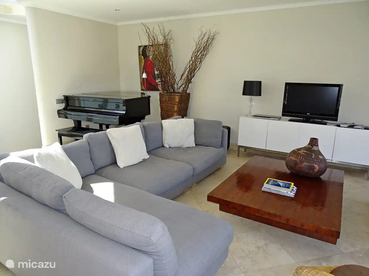 Salon avec vue mer à l'étage supérieur.