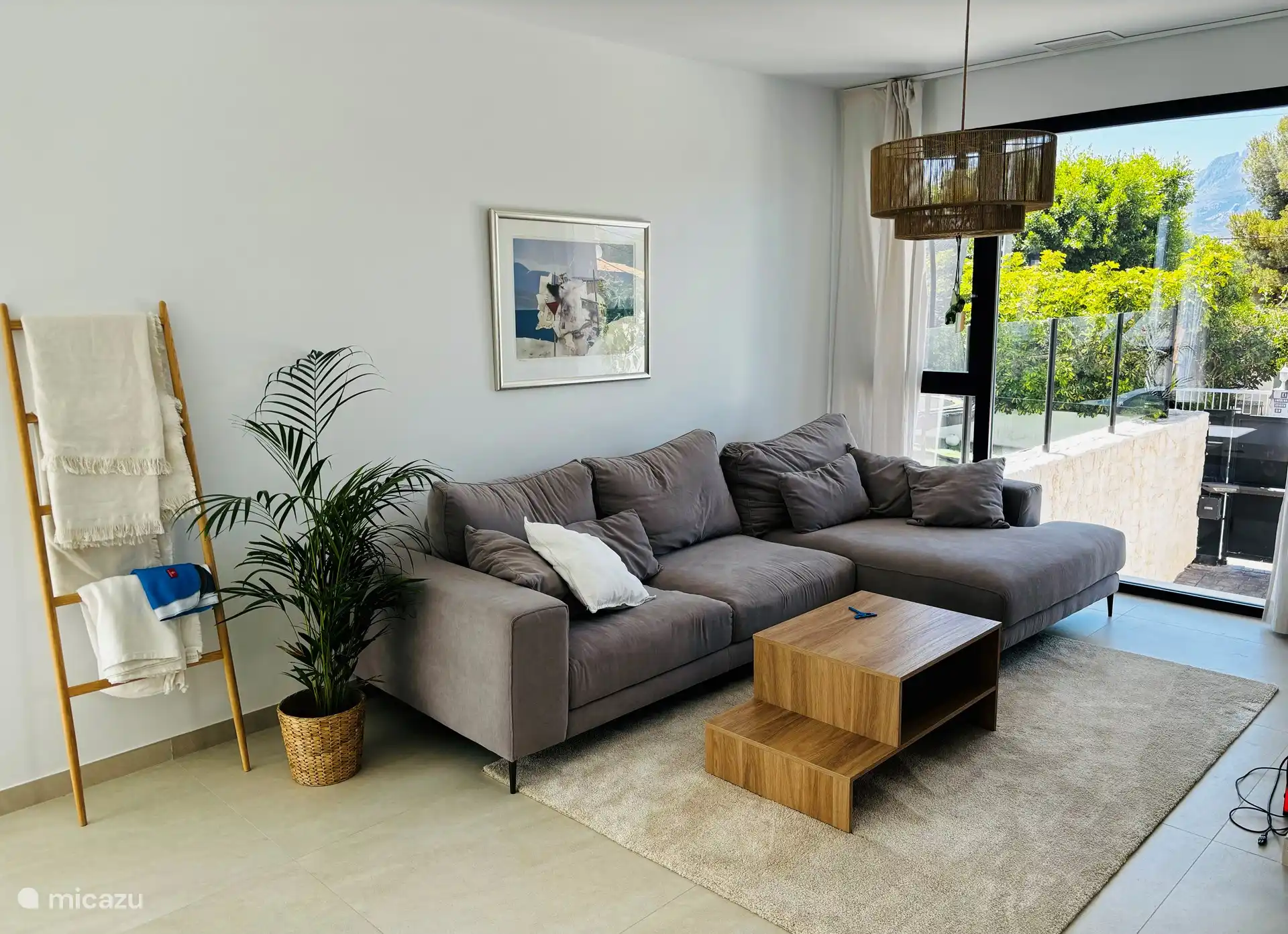 Salón - sofá con smart TV de 65