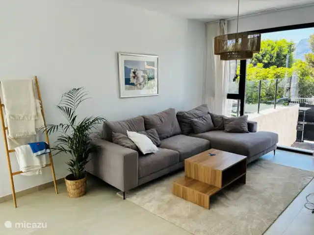 Wandelen, Spanje, Costa Blanca, Albir, villa Moderne villa met tuin en zwembad Woonkamer - bank met 65-inch smart-tv