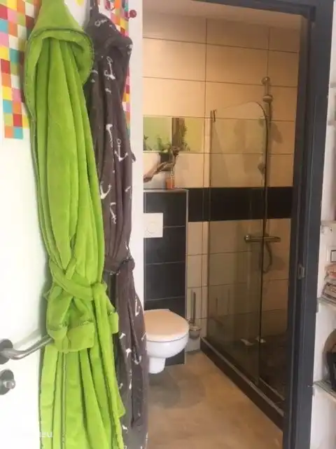 Salle de bain avec douche à l’italienne....