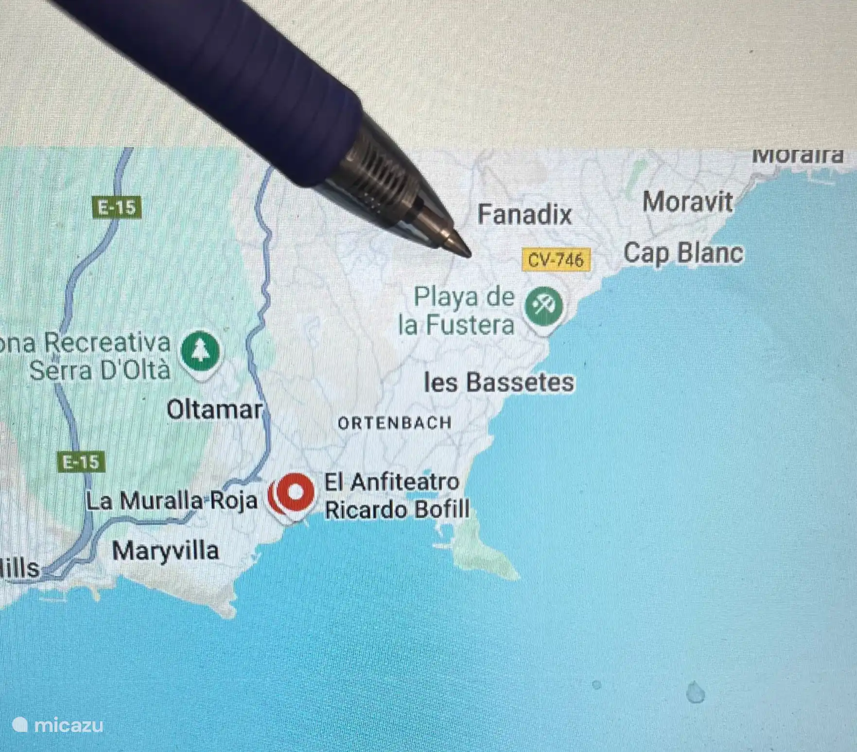 Cadre magnifique. Sans immeubles de grande hauteur, à distance de marche de la magnifique baie de la Fustera 