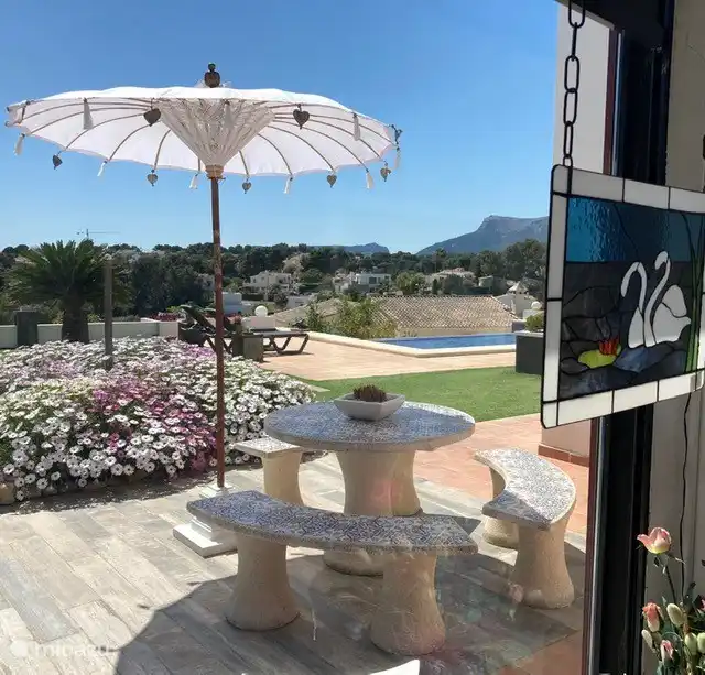 Jardin avec de nombreux endroits agréables, où tout est disponible.