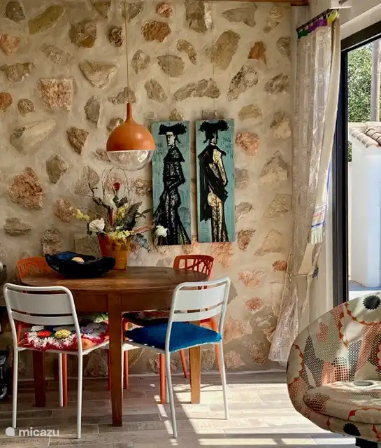 Belle assise à l’intérieur, avec un clin d’œil aux années 70-80 