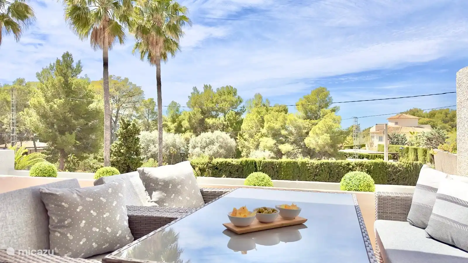 Het terras met een ruime tafel voor 4 personen