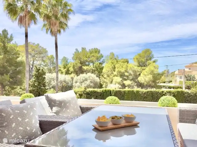 apartamento en España, Costa Blanca, Altea – Confort ático, piscina y parking gratuito. La terraza con una mesa espaciosa para 4 personas.