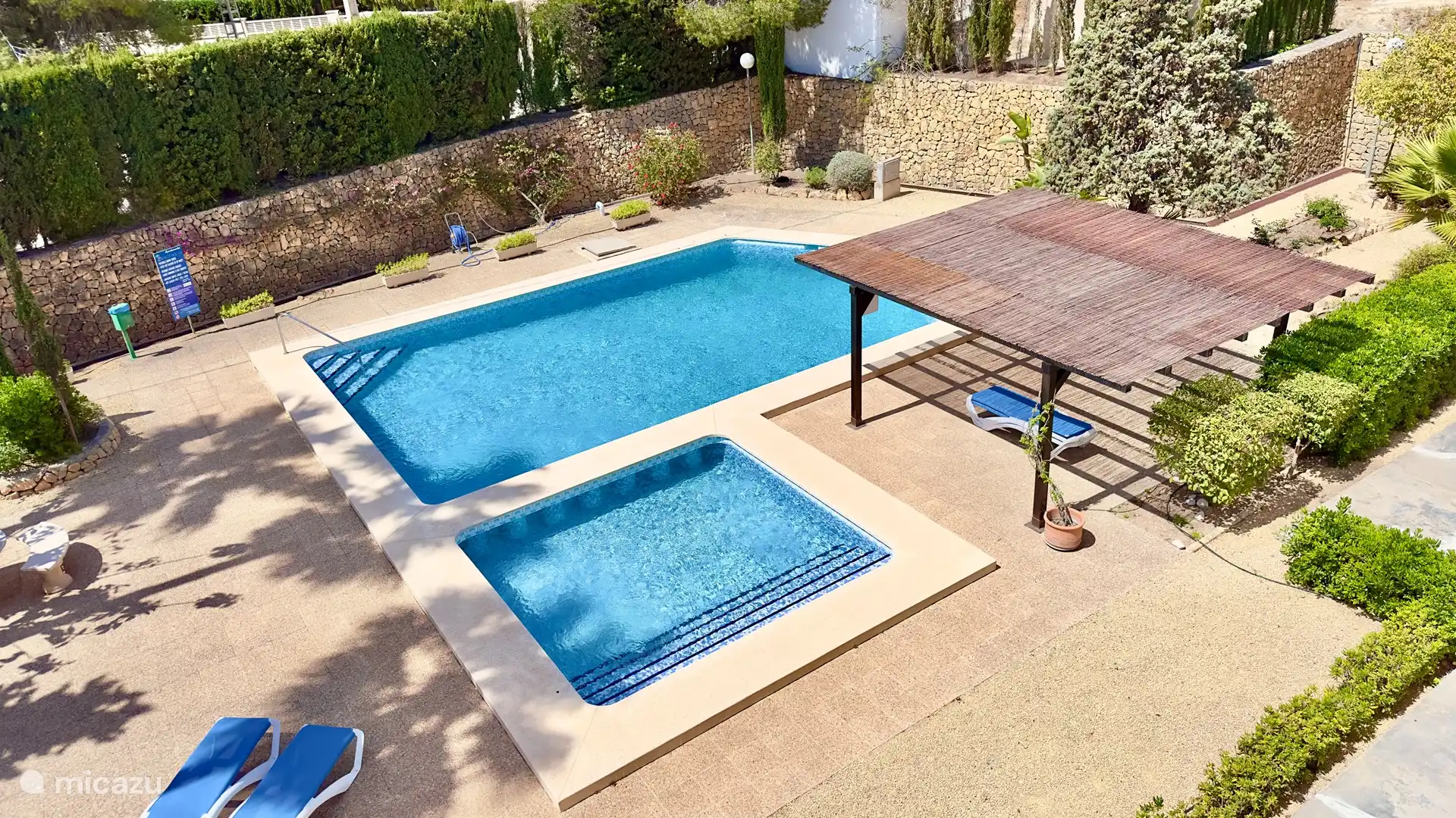 Zicht op zwembad vanuit appartement