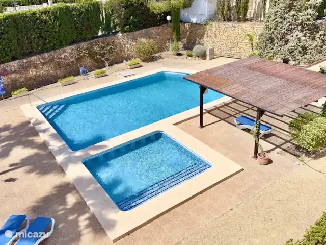 apartamento en España, Costa Blanca, Altea – Confort ático, piscina y parking gratuito. Vista de la piscina desde el apartamento.