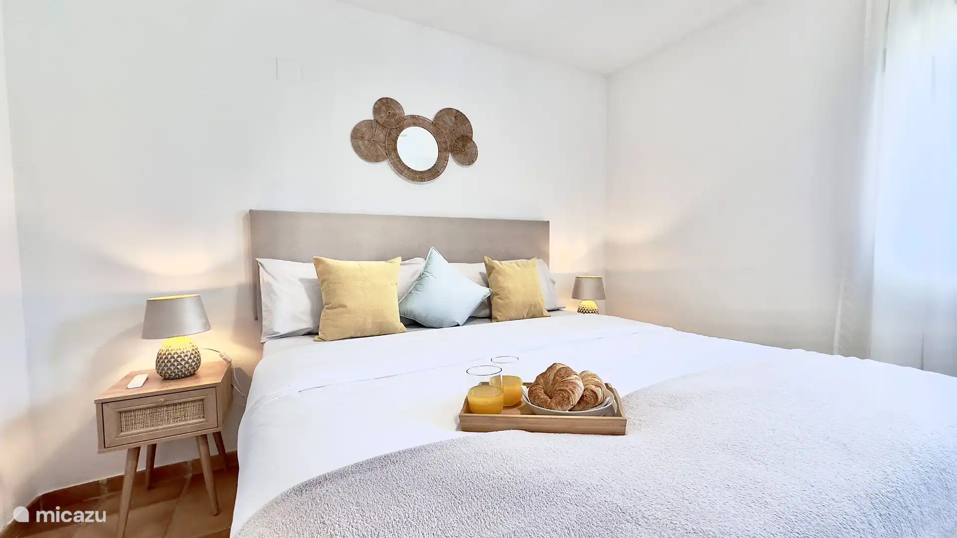 Slaapkamer met kingsizebed, plafond ventilator, verwarming en genoeg opbergruimte