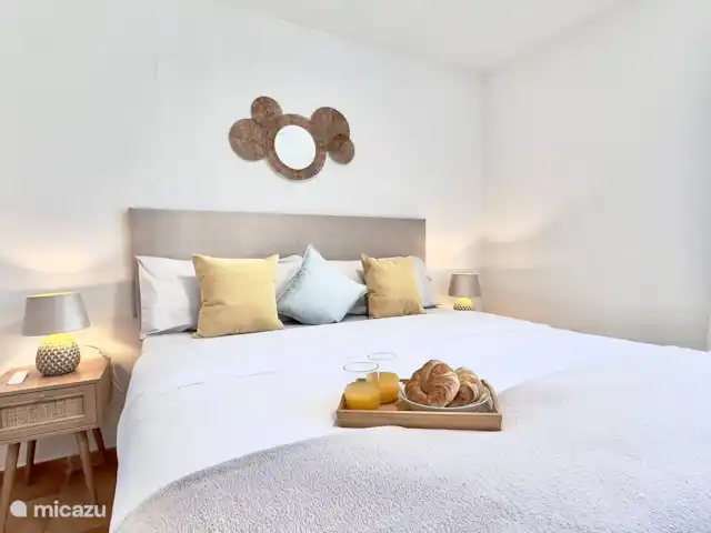 apartamento en España, Costa Blanca, Altea – Confort ático, piscina y parking gratuito. Dormitorio con cama king size, ventilador de techo, calefacción y mucho espacio de almacenamiento.