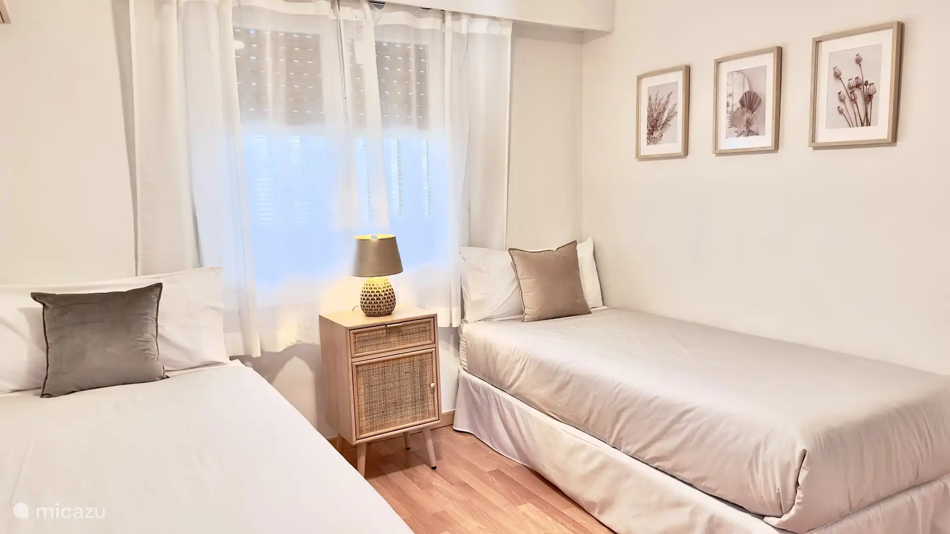 Tweede slaapkamer met twee single bedden met luxueuze lakens,...