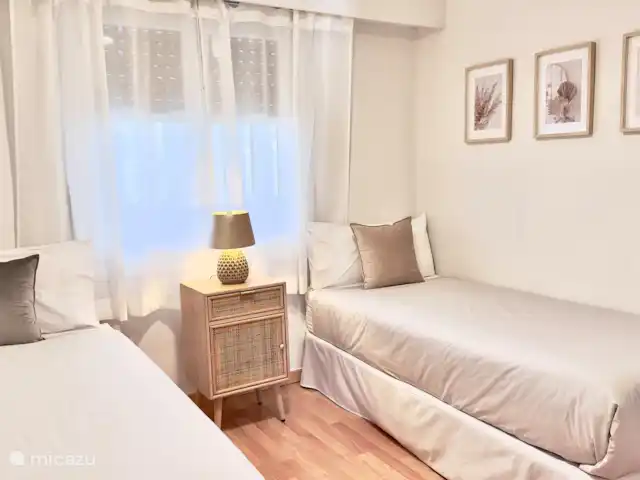 apartamento en España, Costa Blanca, Altea – Confort ático, piscina y parking gratuito. Segundo dormitorio con dos camas individuales con sábanas de lujo,...
