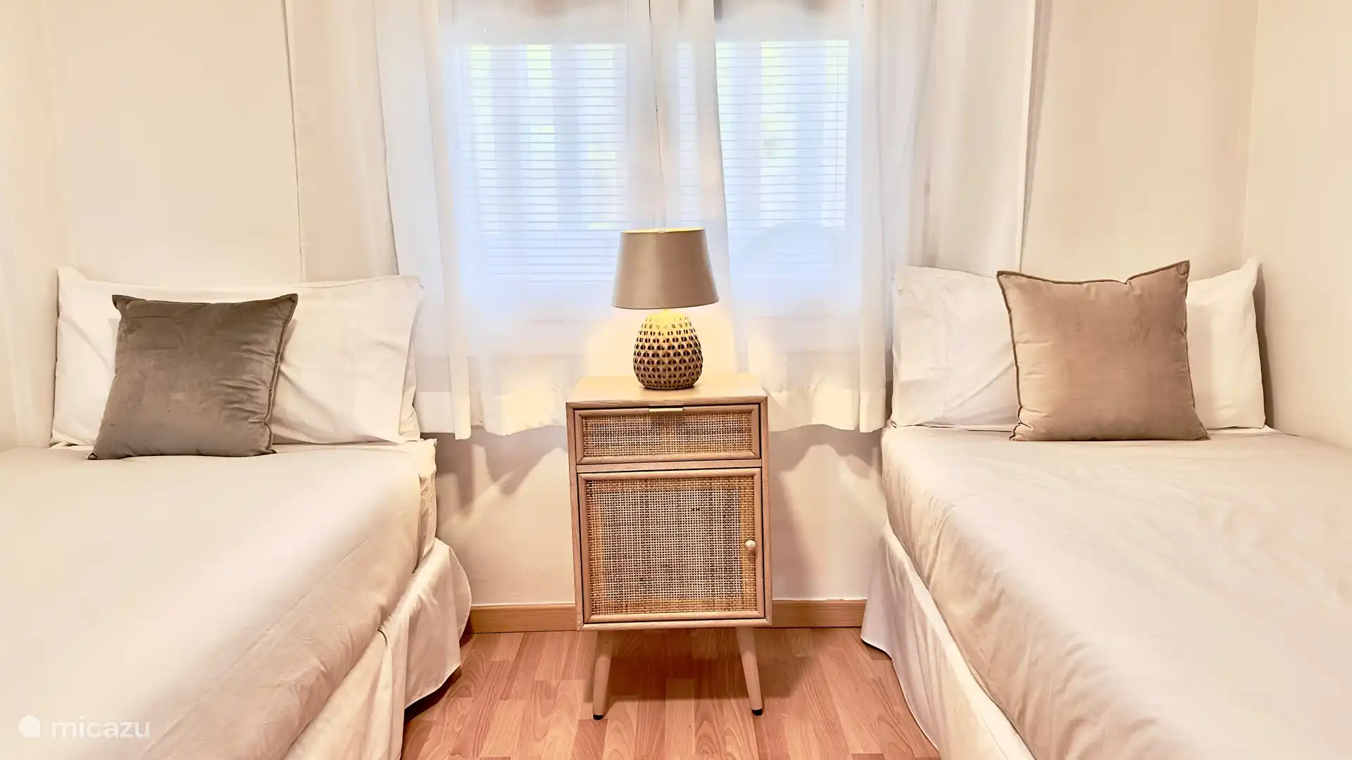 Twee single bedden met plafond ventilator, overarming, voldoende opbergruimte,...