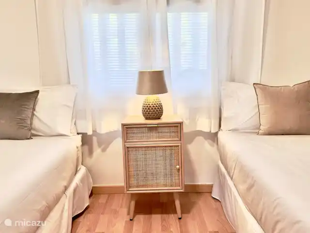 apartamento en España, Costa Blanca, Altea – Confort ático, piscina y parking gratuito. Dos camas individuales con ventilador de techo, amplio espacio de almacenamiento,...