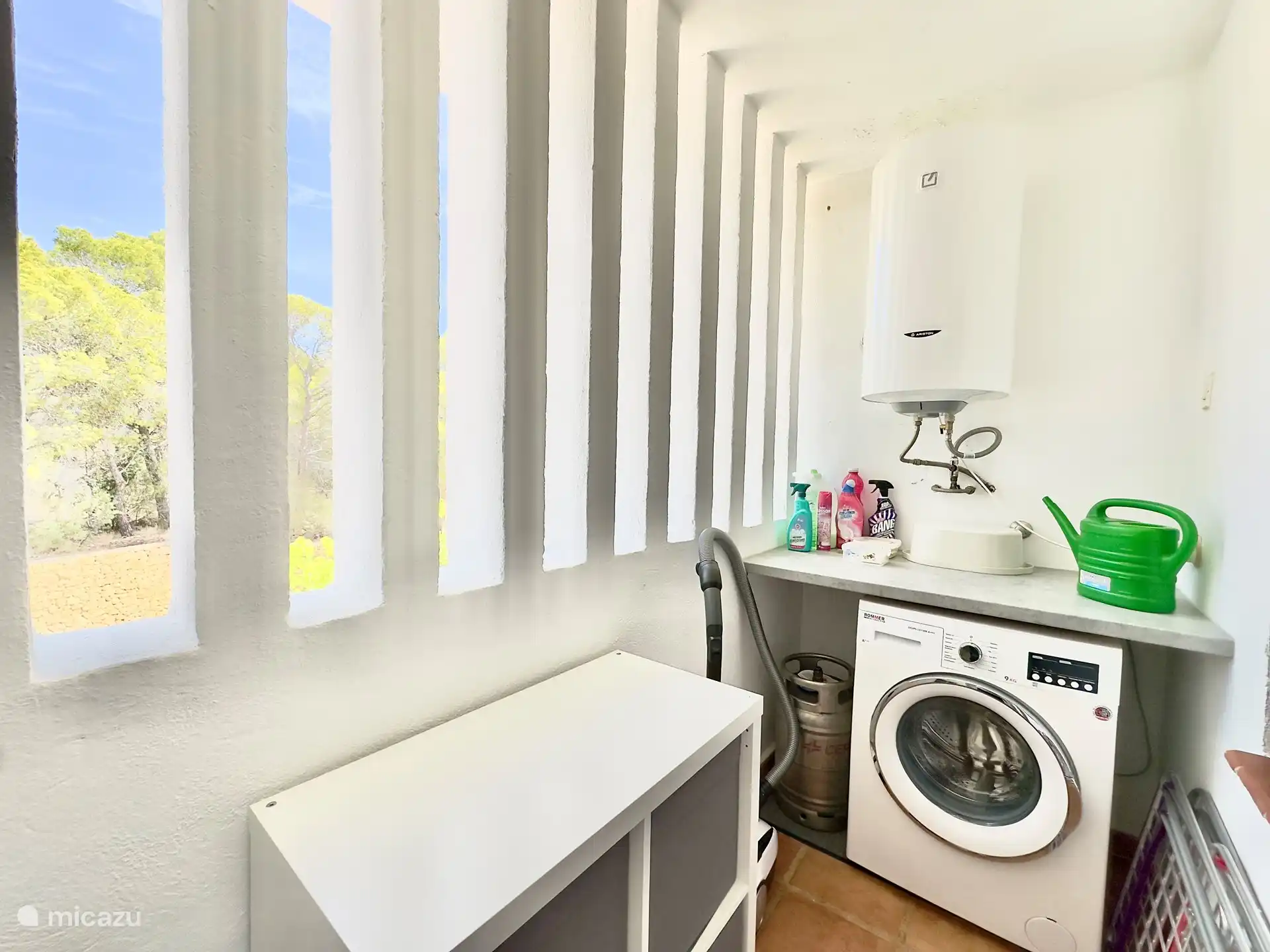 Galerij voorzien van wasmachine, strijkijzer en strijkplank