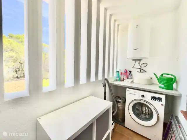 apartamento en España, Costa Blanca, Altea – Confort ático, piscina y parking gratuito. Galería con lavadora, plancha y tabla de planchar.
