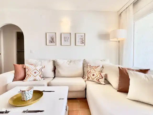 apartamento en España, Costa Blanca, Altea – Confort ático, piscina y parking gratuito. Salón con sofá grande