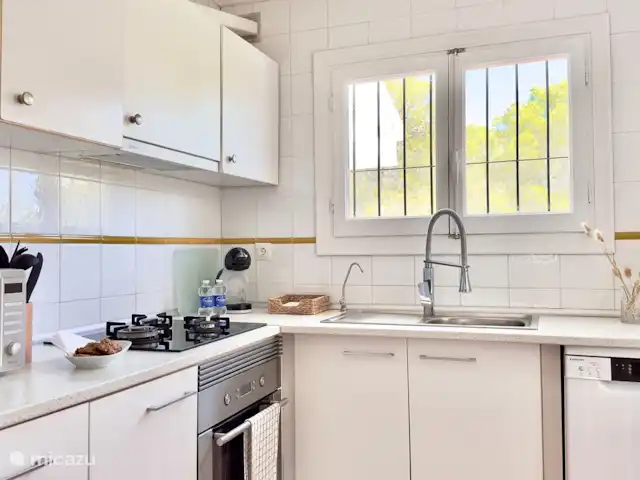 apartamento en España, Costa Blanca, Altea – Confort ático, piscina y parking gratuito. Cocina con todos los electrodomésticos.