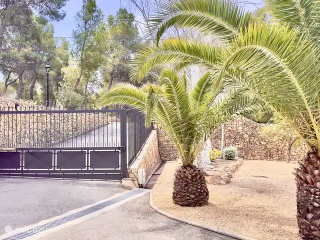 apartamento en España, Costa Blanca, Altea – Confort ático, piscina y parking gratuito. Estacionamiento seguro donde solo pueden ingresar los residentes del edificio.