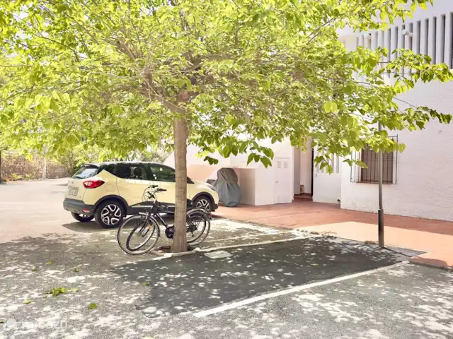 apartamento en España, Costa Blanca, Altea – Confort ático, piscina y parking gratuito. Tu propia plaza de aparcamiento gratuita a la sombra de un árbol.
