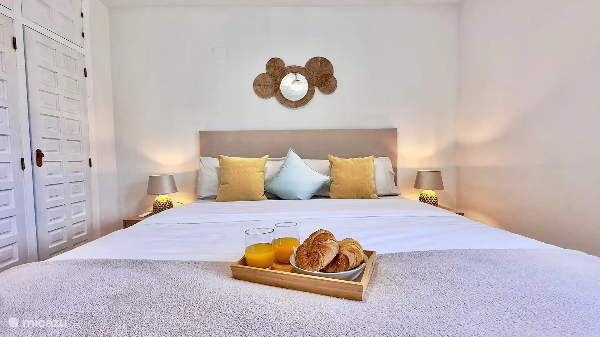 Slaapkamer met kingsize bed, confort matras en topper, luxueuze lakens,...