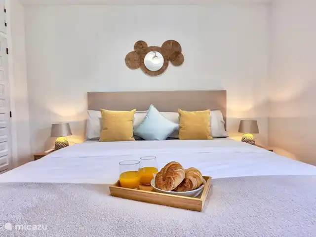 apartamento en España, Costa Blanca, Altea – Confort ático, piscina y parking gratuito. Dormitorio con cama king size, colchón y topper confort, sábanas de lujo,...