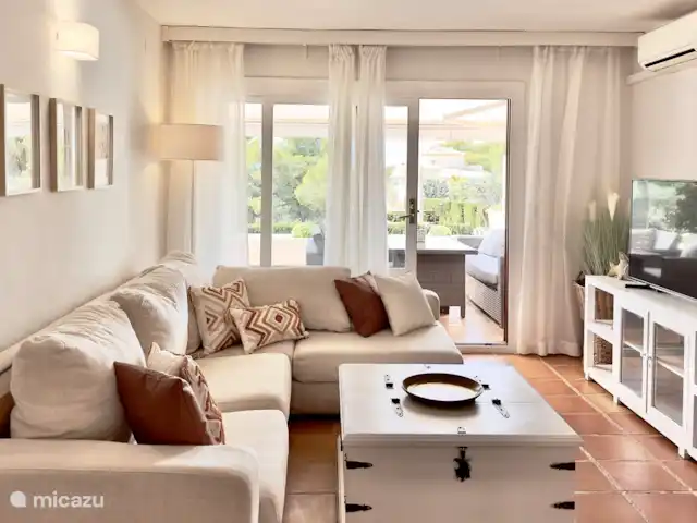 apartamento en España, Costa Blanca, Altea – Confort ático, piscina y parking gratuito. Salón relajante