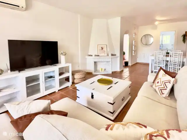 apartamento en España, Costa Blanca, Altea – Confort ático, piscina y parking gratuito. Smart TV con una amplia variedad de canales en idioma holandés con sus canales de deportes. También hay canales en inglés, español, francés y alemán.