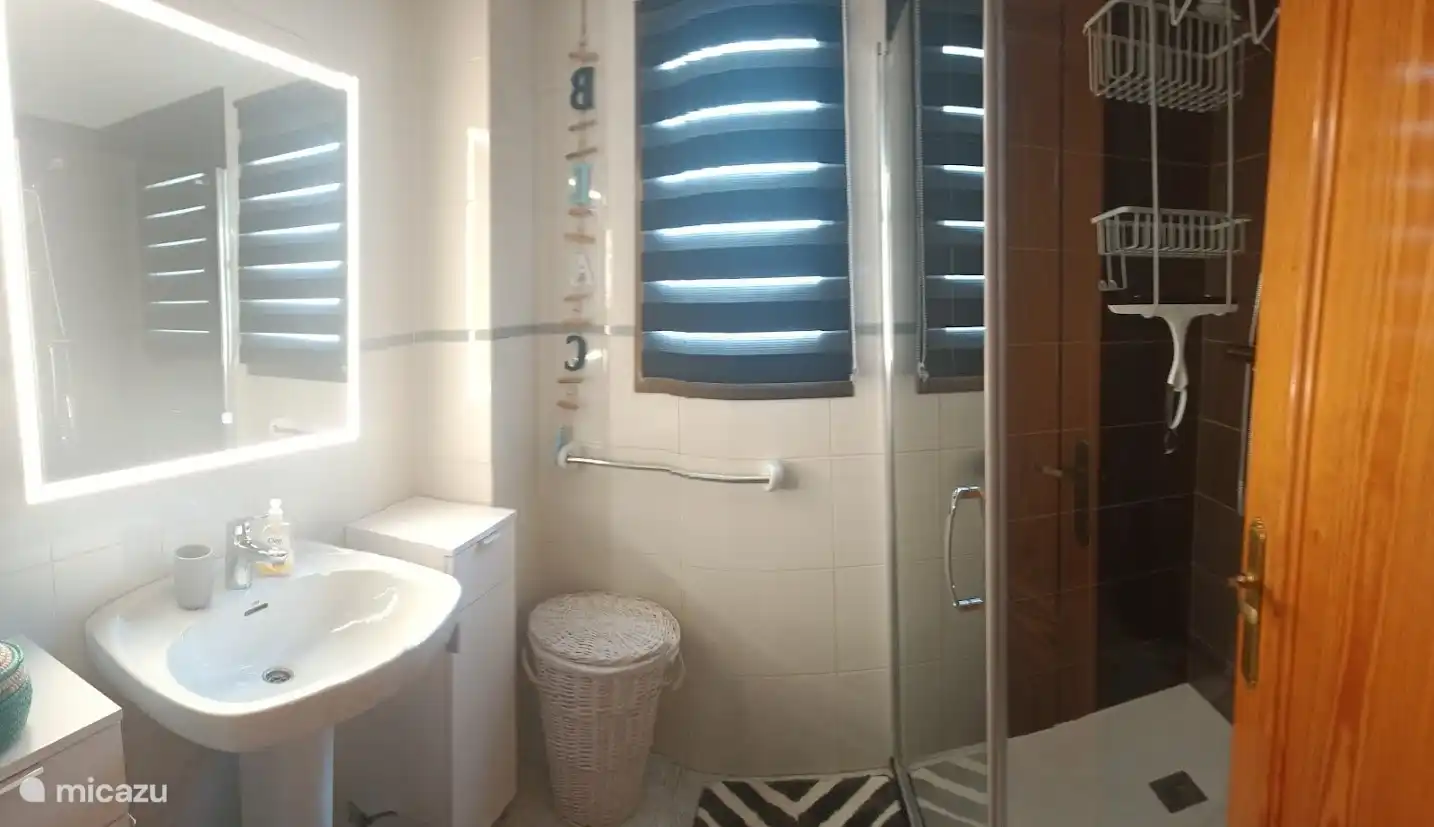 Badezimmer 2 mit geräumiger Dusche