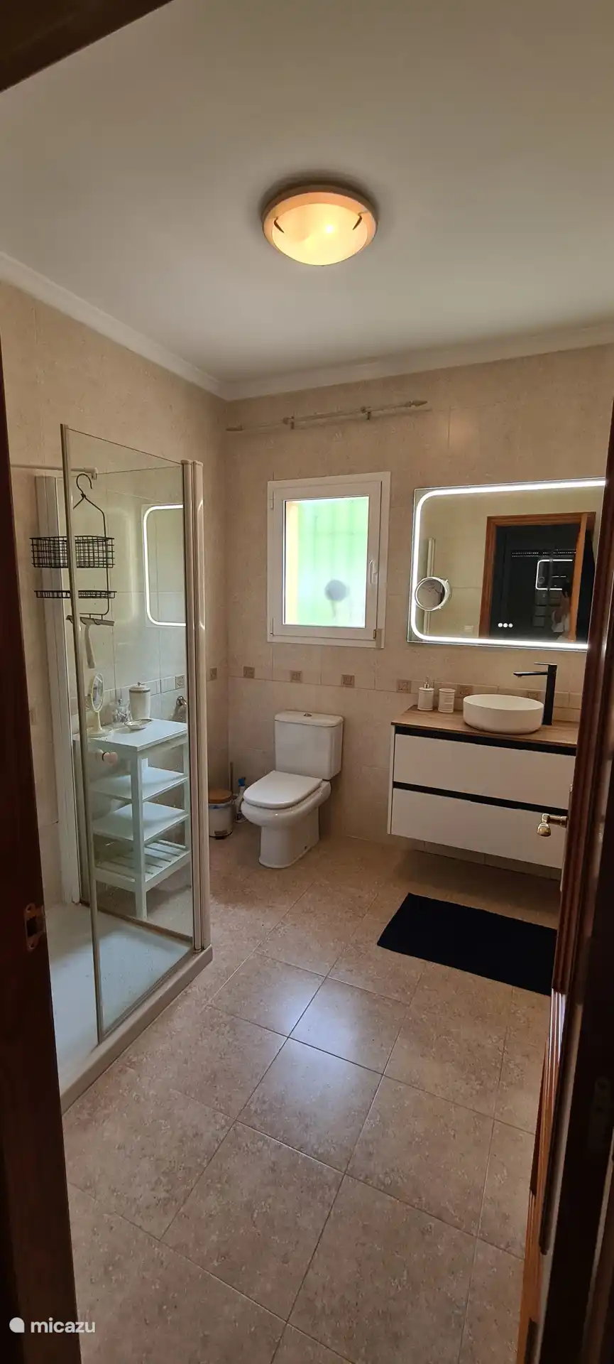 Badezimmer mit Dusche