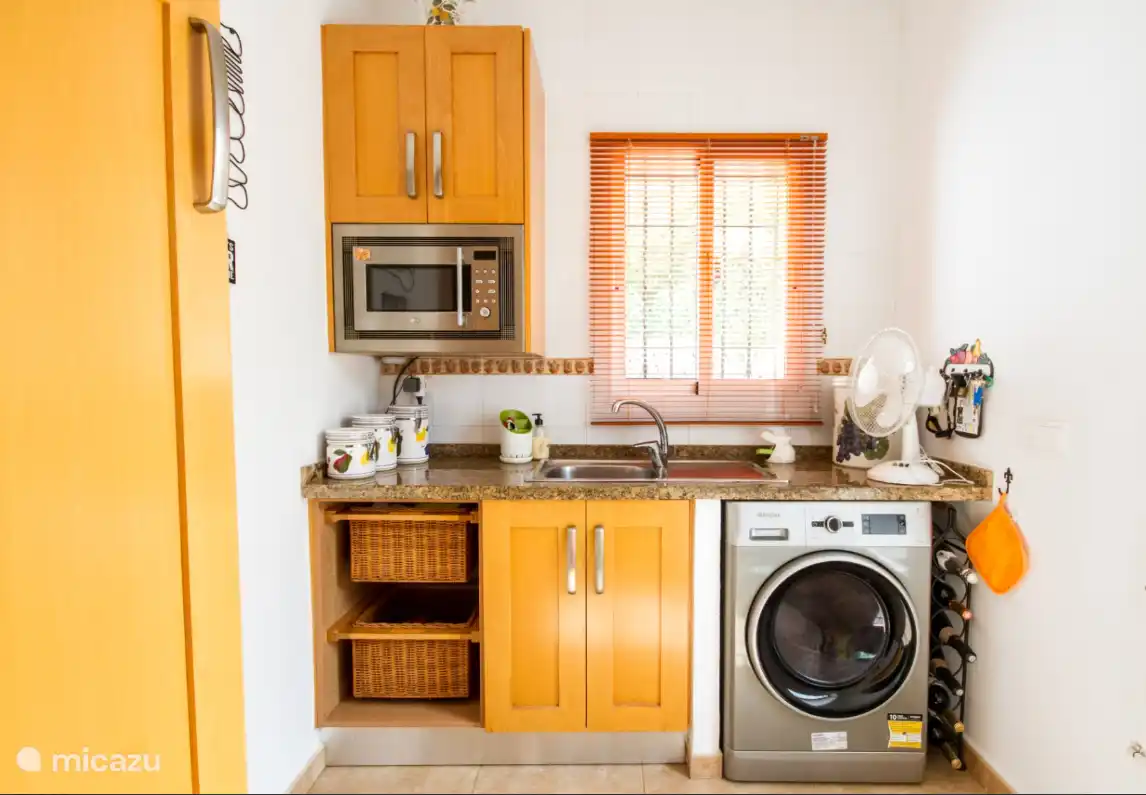 Kleiner Hauswirtschaftsraum direkt am Pool