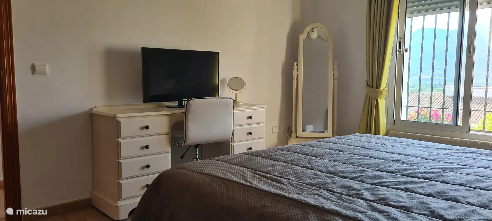 1. Schlafzimmer mit eigenem Bad und Ankleidezimmer.