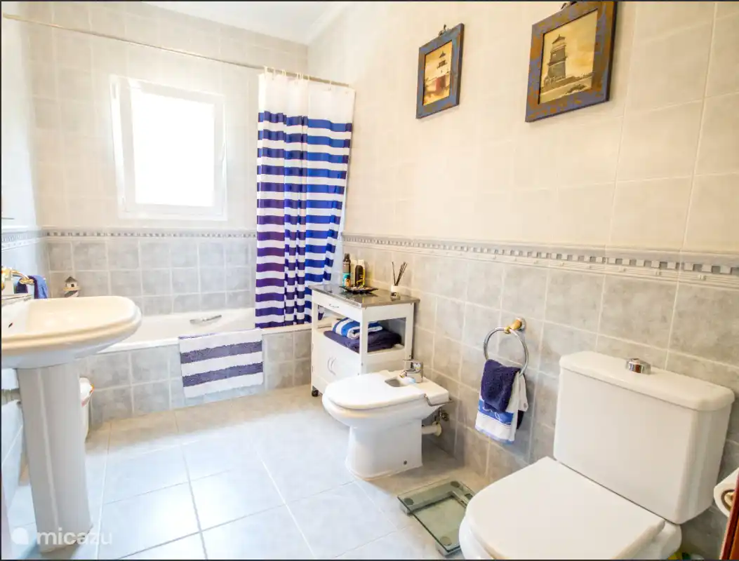 Badezimmer 2 mit Badewanne 