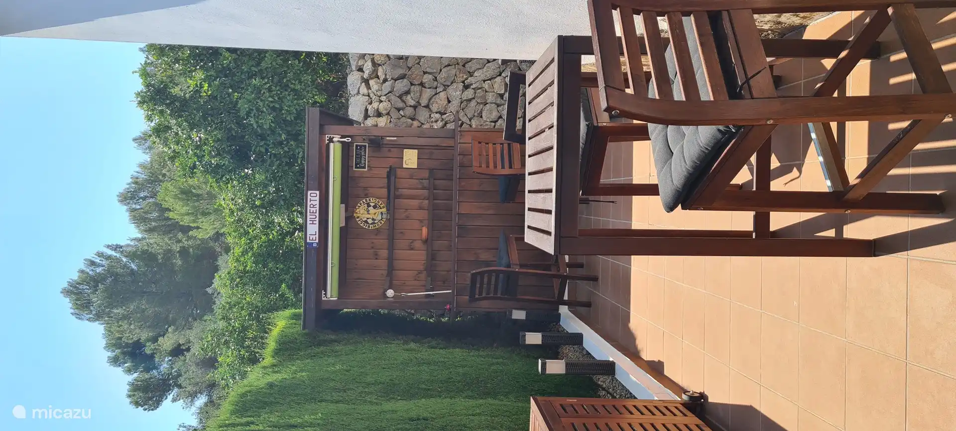 Sch&#246;ne Bar mit Stehtisch und St&#252;hlen