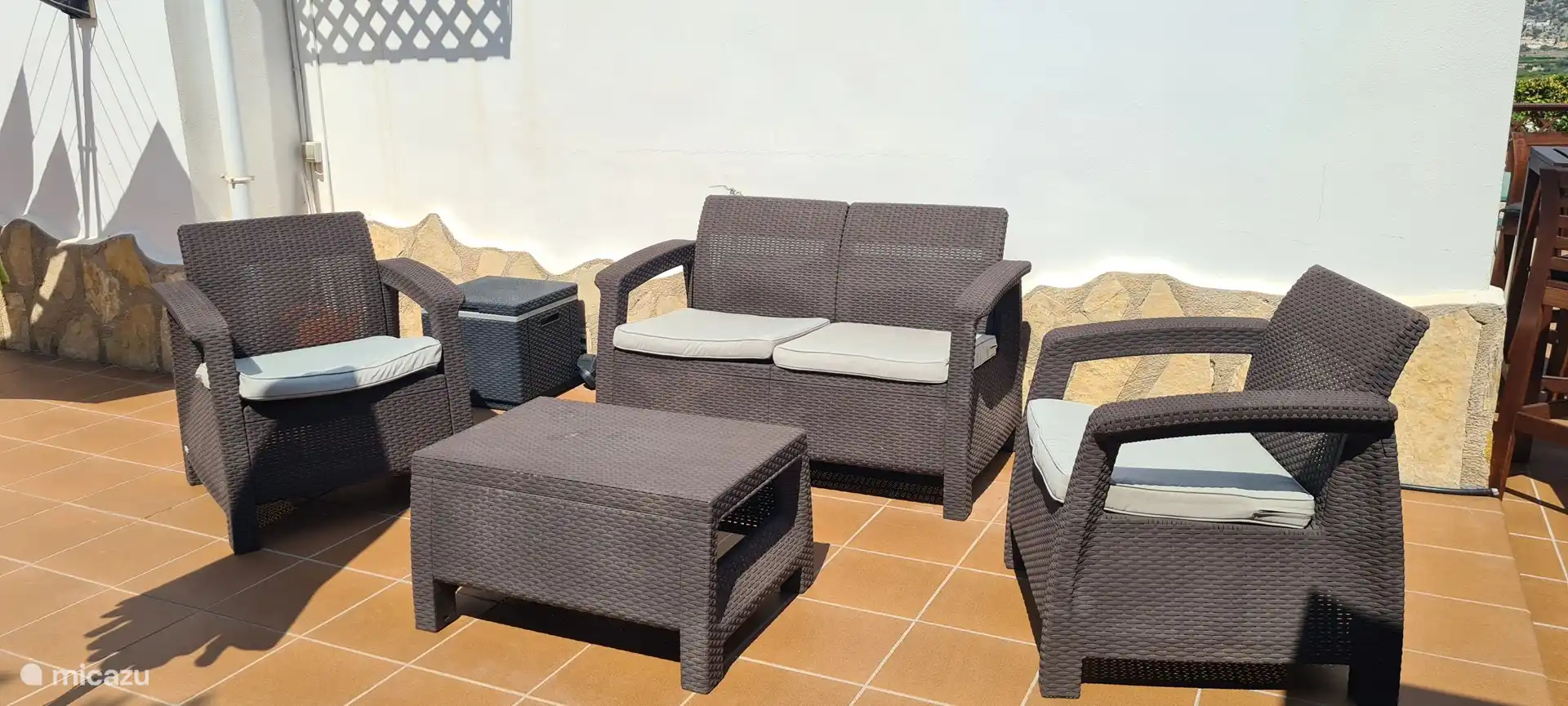  Lounge-Set mit Blick auf den Orangengarten 