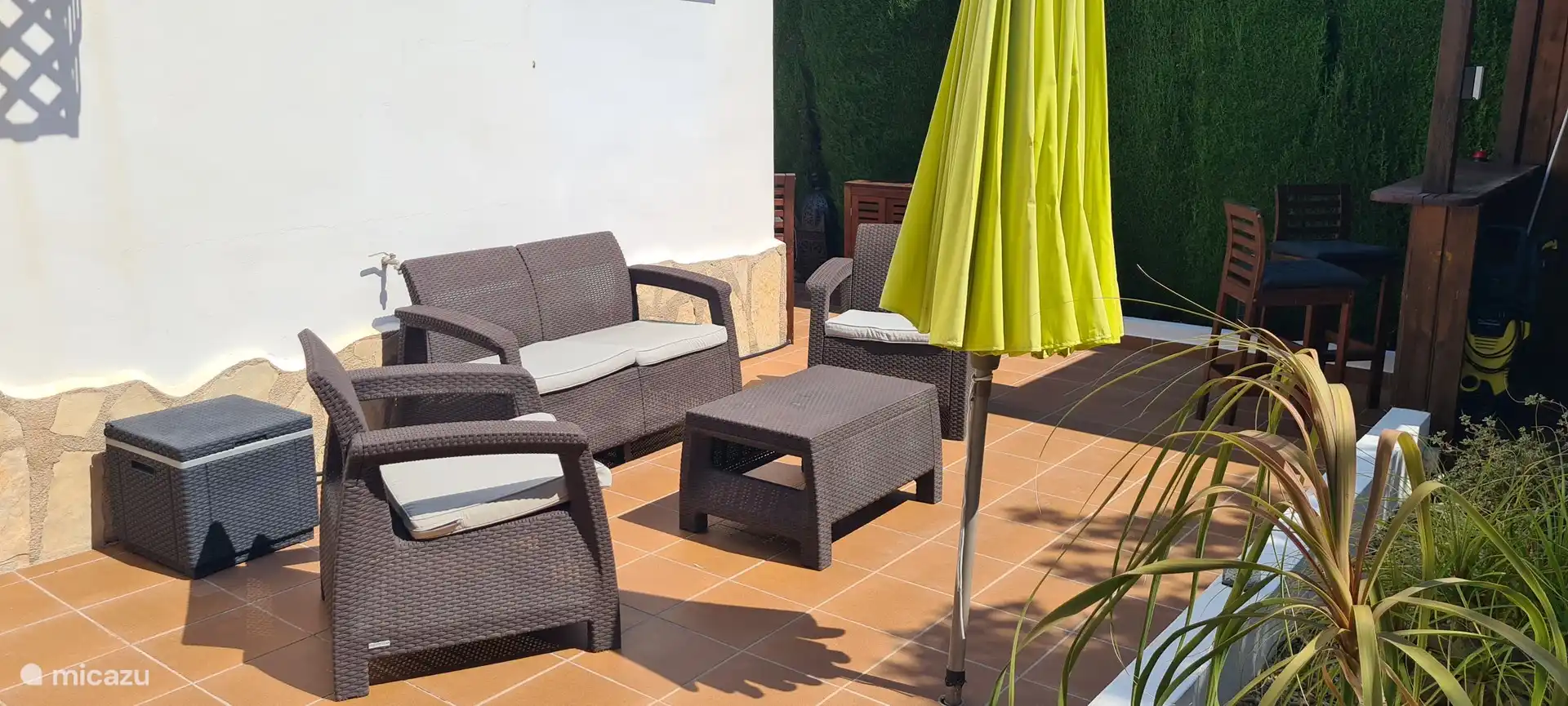 Gem&#252;tliche Sitzecke mit Blick auf den Orangengarten